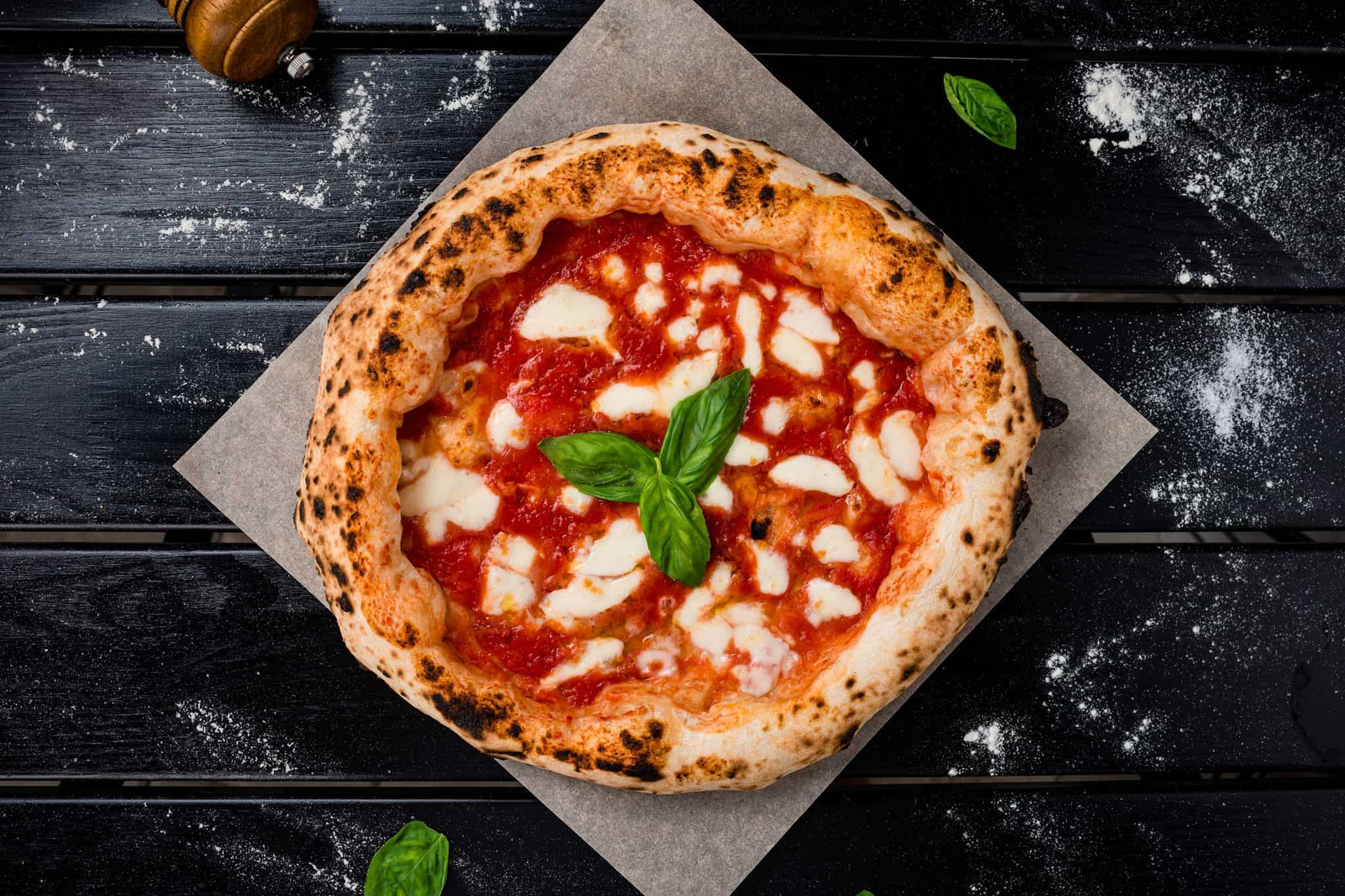 Pizza margherita vista dall'alto